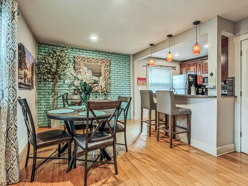 Quiet Plaza Two Bedroom 2 Bathroom Kansas City Exterior photo