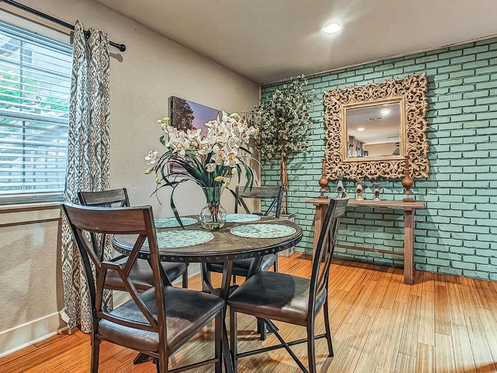 Quiet Plaza Two Bedroom 2 Bathroom Kansas City Exterior photo
